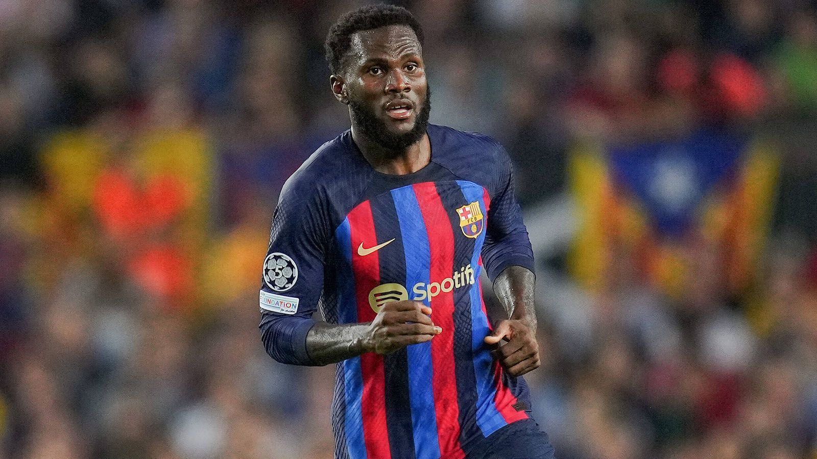 
                <strong>Franck Kessie</strong><br>
                Auch Franck Kessie trägt erst seit dem vergangenen Sommer das Trikot von Barcelona. Der defensive Mittelfeldspieler kam ablösefrei vom AC Mailand und unterschrieb einen Vertrag bis 2026. Trotzdem soll auch der Ivorer auf der ominösen "schwarzen Liste" von Xavi stehen. In der laufenden Saison kommt der 25-Jährige bisher auf 13 Einsätze. Über die vollen 90 Minuten stand er dabei jedoch nur einmal auf dem Platz. Aufgrund seines Alters und seines Talents dürfte Kessie einige Interessenten anlocken und dem Klub, spätestens im Sommer, ein wenig Geld in die Kassen spülen.  
              