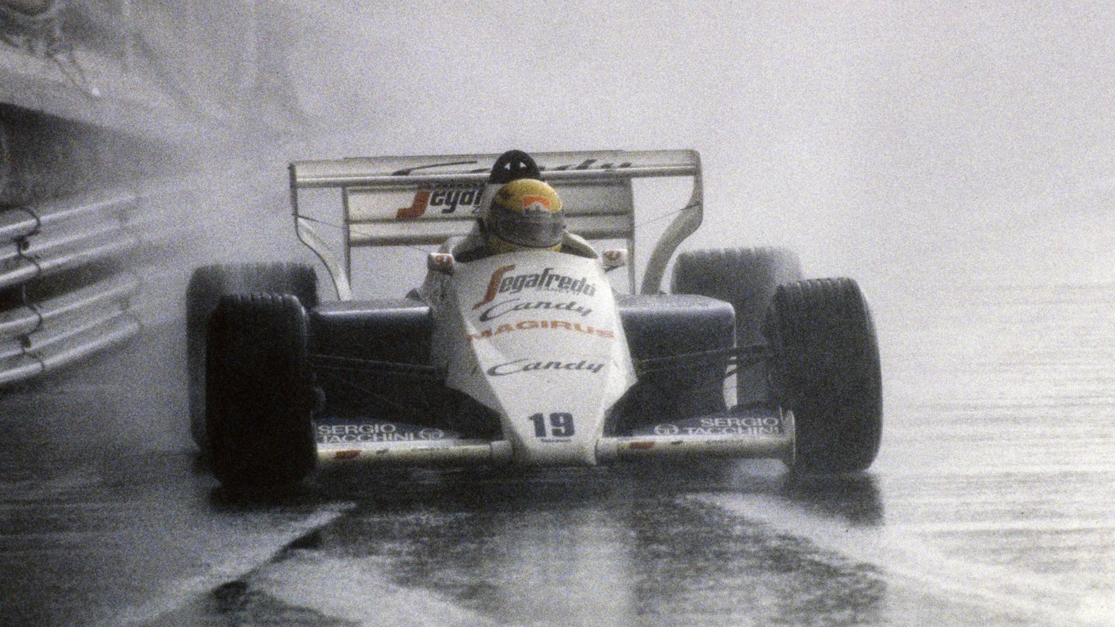 
                <strong>1984: Als Sennas Stern aufging</strong><br>
                1984 ist die erste Saison des damals 24-jährigen Ayrton Senna. Er fährt im unterlegenen Toleman – und zeigt schon damals sein außergewöhnliches Talent. Das Monaco-Rennen war so etwas wie der Durchbruch: Auf regennasser Strecke drehten sich viele Konkurrenten, doch Senna flog durch die engen Gassen des Fürstentums. Als das Rennen in der 31. Runde abgebrochen wurde, lag Senna als Zweiter nur knapp hinter Alain Prost. Anschließend erhielt er ein Angebot von Lotus, wo er 1985 dann auch hin wechselte.
              