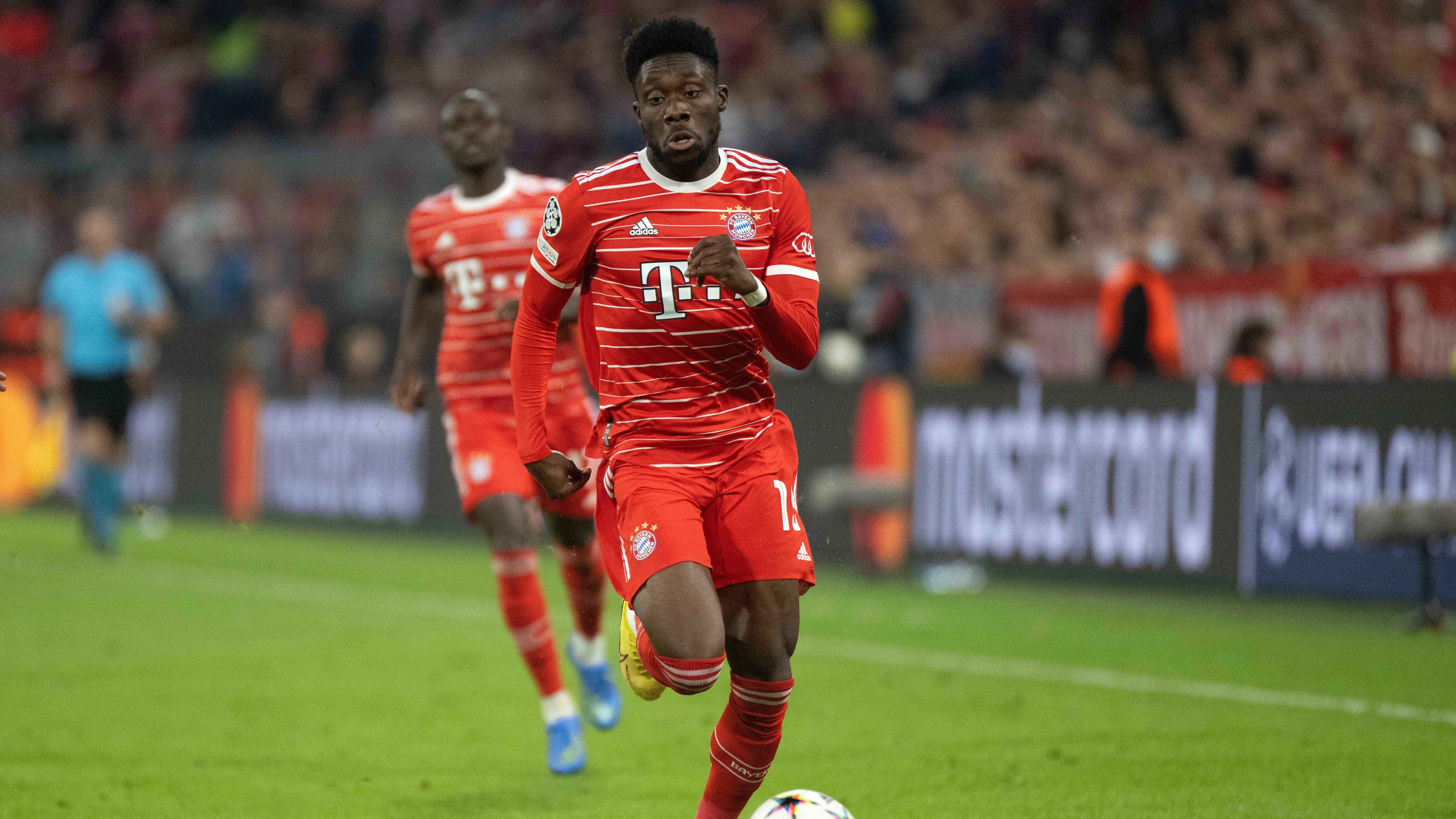 <strong>Wide Receiver: Alphonso Davies (FC Bayern München)<br></strong>Miep, Miep! Der Roadrunner soll als vertikale Anspielstation für Gefahr sorgen und am Ende der langen Pässe von De Bruyne warten. Mit seinem Tempo ist Davies der ideale Wide Receiver und kann auch mit dem Ball in der Hand für Gefahr sorgen.&nbsp;