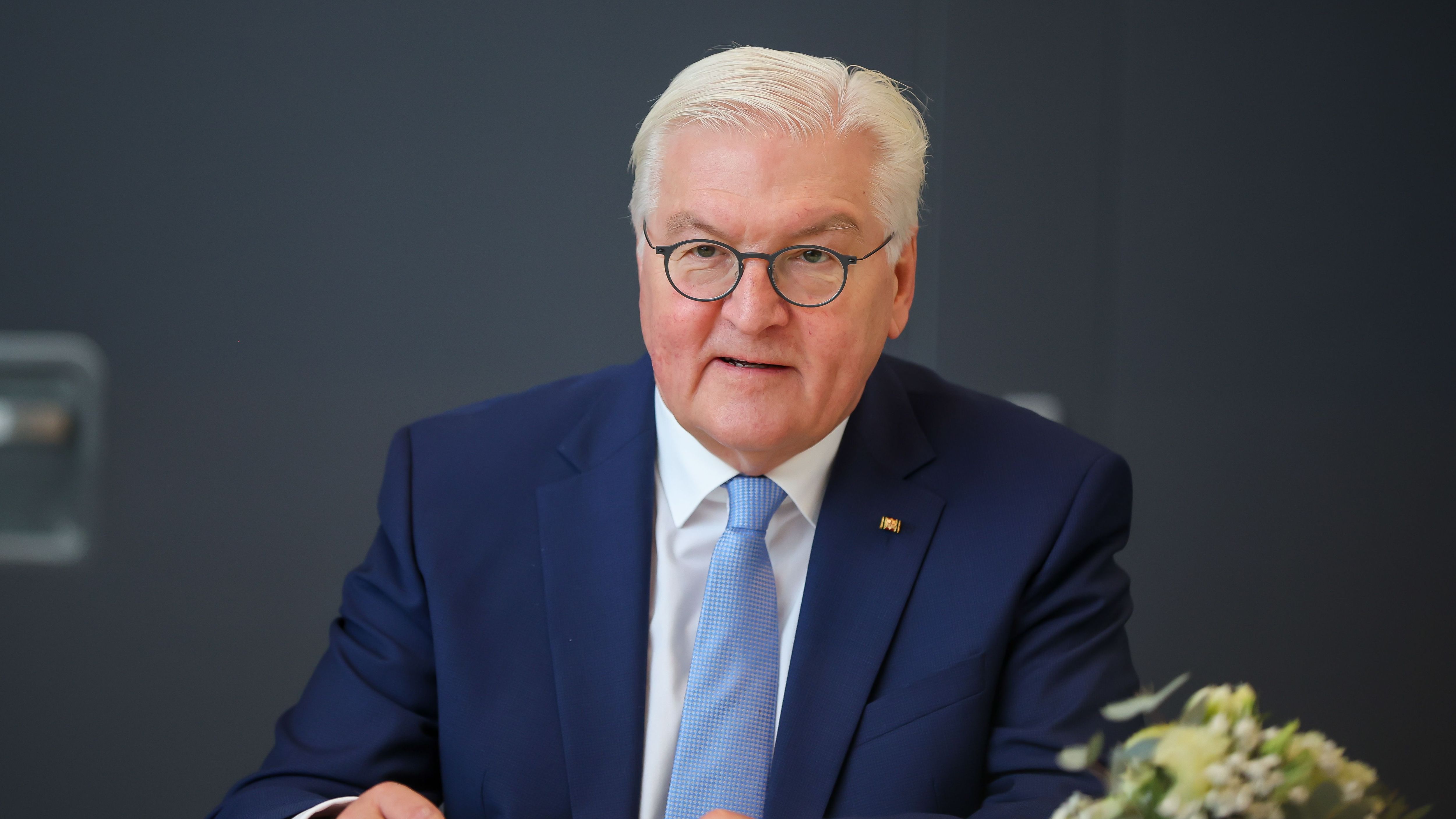 "Ich bin sicher, viele Menschen in Deutschland empfinden in diesen Stunden aufrichtiges Mitgefühl. Den Verletzten wünsche ich baldige Genesung." - Frank-Walter Steinmeier, Bundespräsident