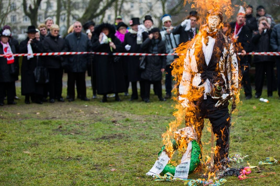 Wenn der Hoppeditz eingeäschert wird, fließen viele symbolische Tränen – denn dann hat der Karnevalsspaß ein Ende.