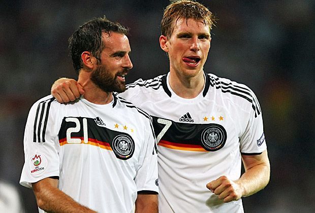 
                <strong>Die M&M's</strong><br>
                Diese beiden verstanden sich blendend: Zusammen mit Christoph Metzelder (l.) bildete Mertesacker sowohl bei der WM 2006 als auch bei der EM 2008 ein verlässliches Innenverteidiger-Pärchen.
              