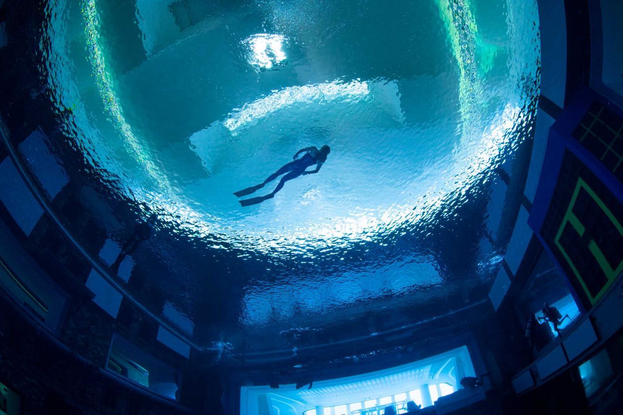 Blickt man von unten nach oben, wird einem die gigantische Tiefe des Pools bewusst. Das Auftauchen kann eine Weile dauern. 
