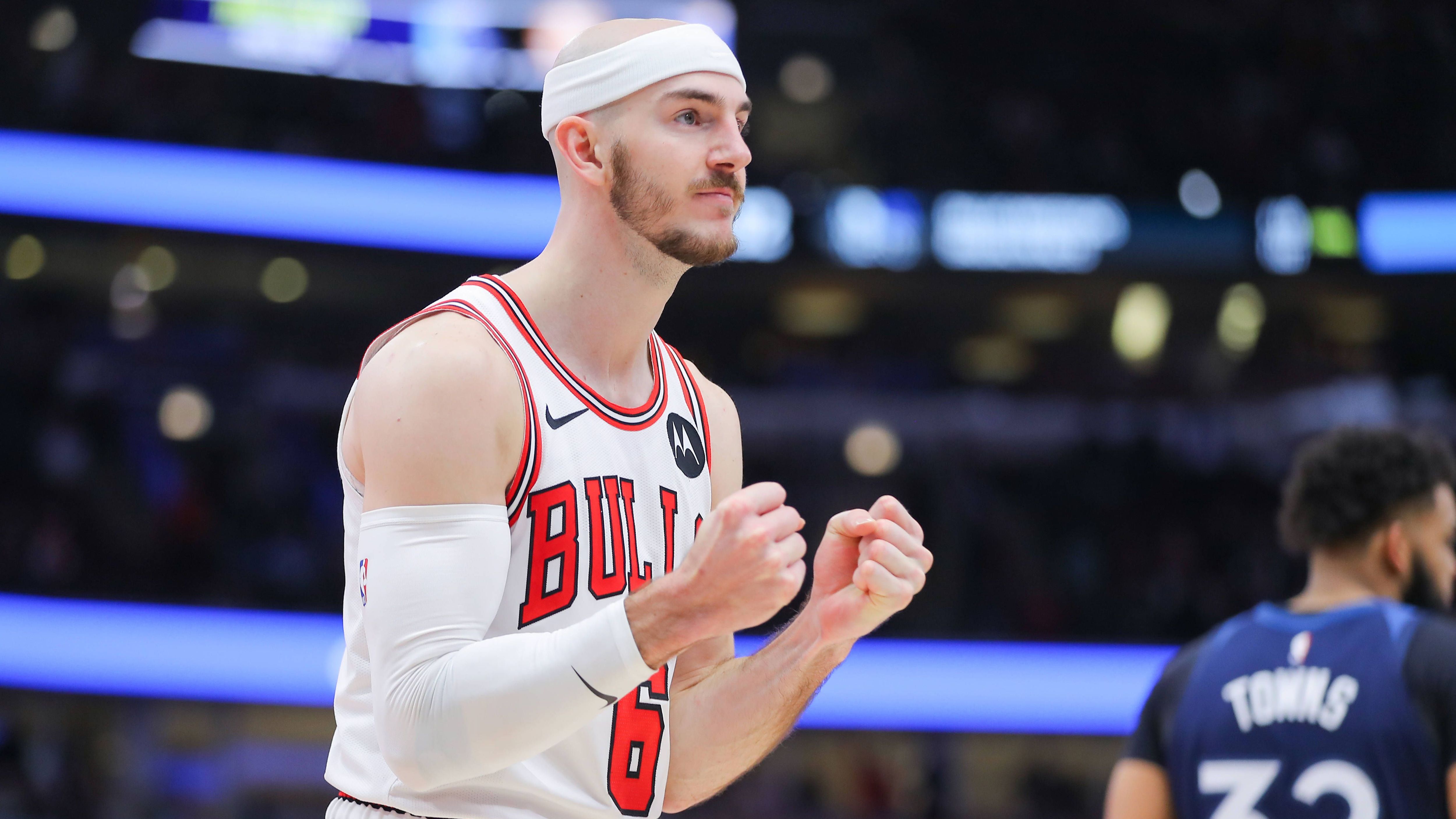 <strong>Alex Caruso (Chicago Bulls)</strong><br>Die Oklahoma City Thunder rüsten sich für die kommende Saison. In einem Trade mit den Chicago Bulls verschiffen sie Josh Giddey für Alex Caruso an die Ostküste. Das berichtet Adrian Wojnarowski von "ESPN". Mit Caruso verstärkt sich OKC gerade in der Verteidigung und sichert sich zudem einen guten Dreierschützen (über 40 Prozent 2023) - Attribute, die Giddey fehlten. Dieser darf sich in Chicago nun als einer der primären Spielmacher versuchen.