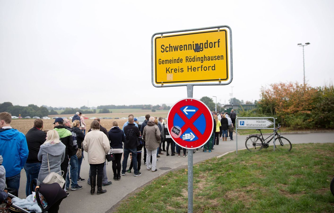 
                <strong>Riesiger Ticketansturm</strong><br>
                Der Ticketansturm auf den Pokal-Hit war in der 10.000 Einwohner-Gemeinde Rödinghausen enorm. Vor der Geschäftsstelle des Regionalligisten zog sich eine mehrere hundert Meter lange Warteschlange bis weit über die Ortsgrenze hinaus. Das Spiel war binnen weniger Stunden restlos ausverkauft. Für das Zweitrunden-Duell mit dem deutschen Rekordmeister musste der SV Rödinghausen nach Osnabrück umziehen. Das Stadion an der Bremer Brücke fasst rund 16.000 Zuschauer und stellt somit ein deutlich höheres Fassungsvermögen, als das heimische Häcker-Wiehenstadion mit eine Kapazität von rund 3000 Zuschauern.
              