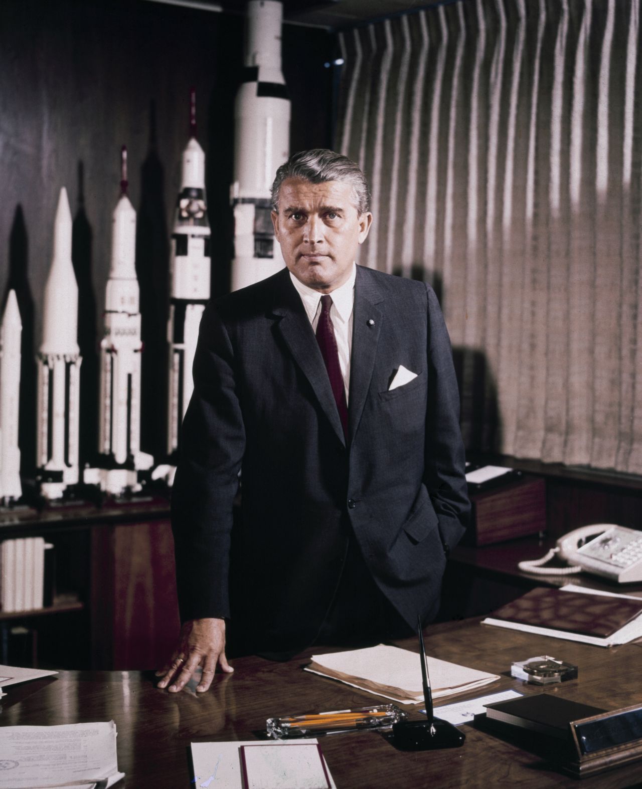 Die Pointe: Der berühmte deutsche Mondraketen-Konstrukteur Wernher von Braun stellte Anfang der 1970er US-Präsident Nixon eine Mars-Mission vor. Der winkte ab - zu teuer. Stattdessen gab er grünes Licht für das "preiswerte" Shuttle.