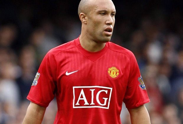 
                <strong>Mikael Silvestre</strong><br>
                Neun Jahre war Mikael Silvestre für Manchester United aktiv. Der Verteidiger brachte es auf 355 Spiele bei den Red Devils, wurde fünf Mal englischer Meister und gewann 2008 die Champions League. Wechselte im Anschluss zum großen Rivalen FC Arsenal.
              