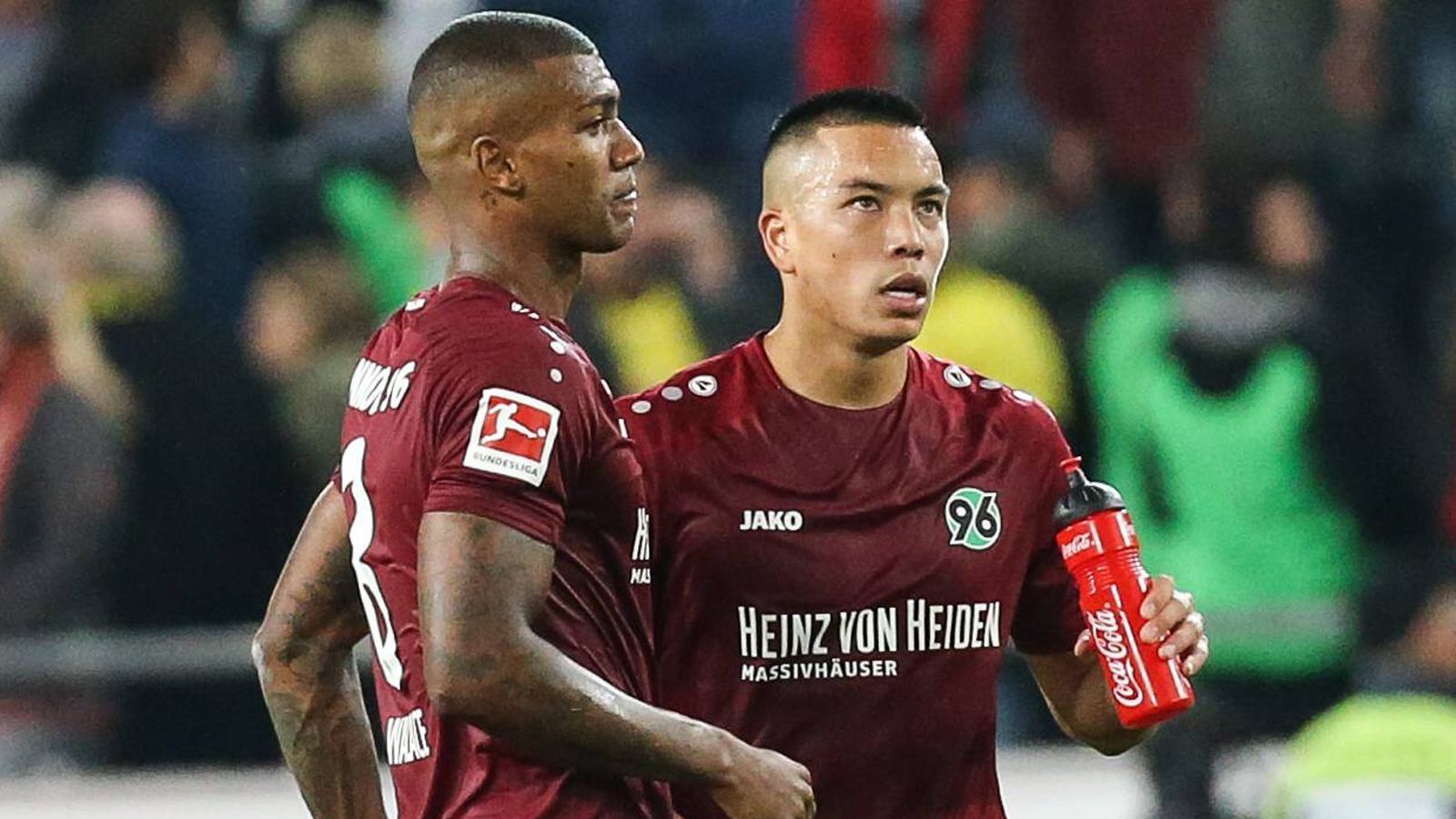 
                <strong>Schlimmer als Walace und Wood: Die Spieler mit den meisten Bundesliga-Abstiegen</strong><br>
                Was für eine bittere Saison für Walace (links) und Bobby Wood (rechts) von Hannover 96. Beide stiegen, genauso wie ihr Mitspieler Nicolai Müller, vergangene Saison mit dem Hamburger SV aus der Bundesliga ab, nun mit 96. Das gleiche Schicksal ereilte Torwart Christian Mathenia, der vergangene Saison ebenfalls mit dem HSV abstieg und nun mit dem 1. FC Nürnberg. Doch es geht noch schlimmer. Viele Bundesligaspieler mussten insgesamt vier Abstiege verdauen, drei Spieler sogar fünf Abstiege. ran.de nennt die "Abstiegs-Meister." (Quelle: Sport Bild) 
              