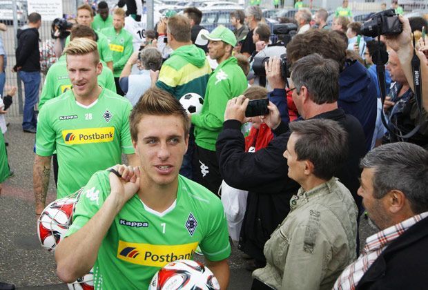 
                <strong>Fanansturm bei den "Fohlen"</strong><br>
                Zum Trainingsauftakt bei Borussia Mönchengladbach ist sichtlich viel los. Die Fans können es kaum erwarten, ihre Stars kicken zu sehen.
              