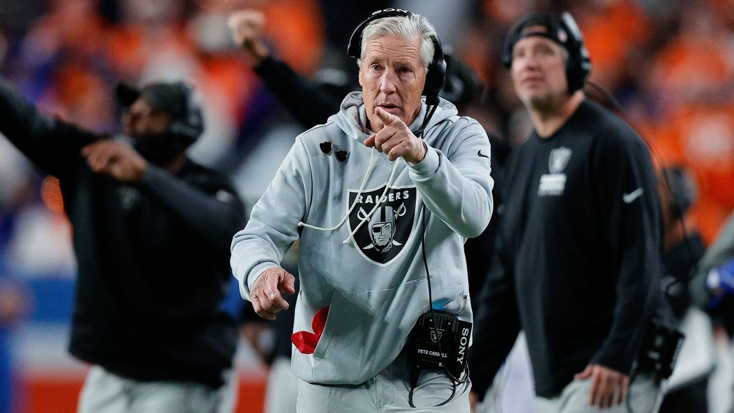 NFL, American Football Herren, USA Las Vegas Raiders at Denver Broncos Nov 6, 2025 Denver, Colorado, USA Las Vegas Raiders head coach Pete Carroll gestures in the fourth quarter against the Denver Broncos at Empower Field at Mile High. Denver Empower Field at Mile High Colorado USA, EDITORIAL USE ONLY PUBLICATIONxINxGERxSUIxAUTxONLY Copyright: xIsaiahxJ.xDowningx 20251106_ijd_bd3_027