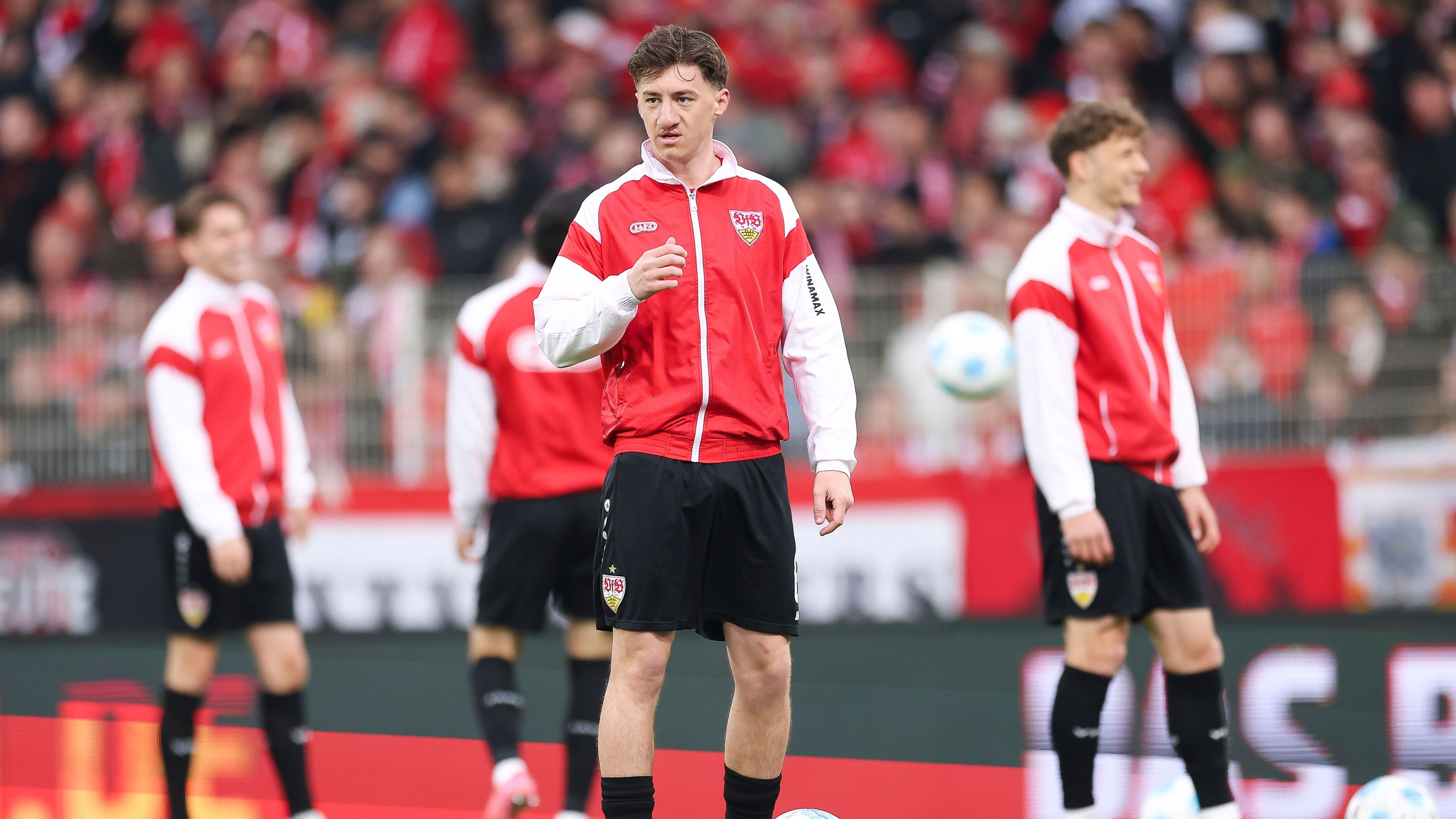 <em><strong>Angelo Stiller (VfB Stuttgart)</strong><br>Inter Mailand zeigt Interesse an Angelo Stiller. So berichten mehrere italienische Transfer-Insider wie Gianluigi Longari. Bei den Mailändern unter Neu-Trainer Cristian Chivu herrscht nach dem Aus bei der Klub-WM Zwist zwischen den Spielern. Hakan Calhanoglu und Kapitän Lautaro Martinez kamen aneinander. Martinez wirft manchen Mitspielern Lustlosigkeit vor, Calhanoglu zeigte sich von den Worten öffentlich enttäuscht. Inter-Präsident Beppe Marotta soll dem türkischen Nationalspieler einen Wechsel nahe gelegen haben, sollte er nicht mehr motiviert sein. Stiller wäre ein möglicher Ersatz. Denn ...&nbsp;<br>Auch interessant: <a target="_blank" data-li-document-ref="555448" href="https://www.ran.de/sports/borussia-moenchengladbach-und-florian-neuhaus-warum-das-don-rollo-video-so-viel-sprengkraft-besitzt-555448">Borussia Mönchengladbach und Florian Neuhaus: Warum das Video so viel Sprengkraft besitzt</a></em>