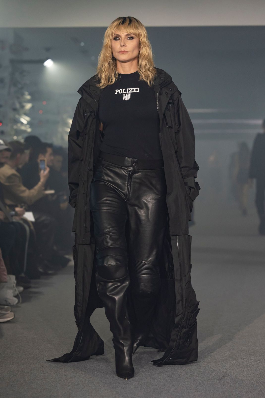 Über Heidis Look bei der Vetements-Show wird online heiß diskutiert.