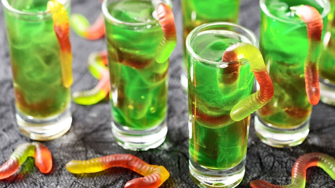 Die kleinen Gummi-Würmer im Halloween-Drink jagen deinen Gästen einen kleinen Schrecken ein.