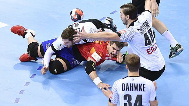 
                <strong>Bilder zum EM-Finale Deutschland gegen Spanien</strong><br>
                Einer gegen alle: Gemeinsam stoppen die DHB-Spieler Spanies Superstar Julen Aguinagalde.
              
