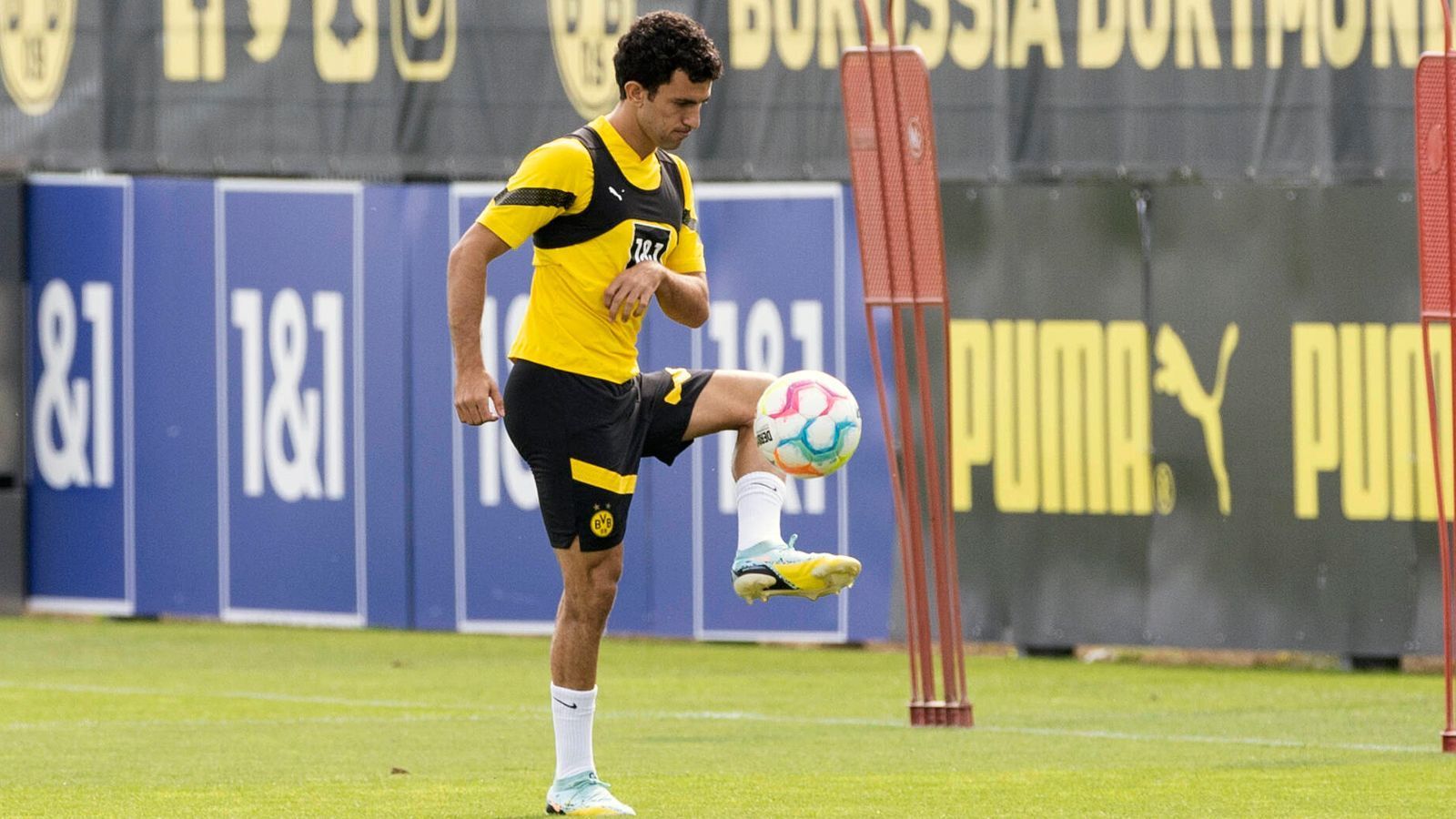 
                <strong>Mateu Morey (Borussia Dortmund)</strong><br>
                Der Spanier Mateu Morey verpasste bereits die gesamte Vorsaison wegen einer schweren Kreuzbandverletzung. Zuletzt arbeitete der 22-Jährige an seinem Comeback, ehe ihn nun eine Meniskusverletzung erneut lange außer Gefecht setzt. Daher verzichtete der BVB auf eine Nominierung des früheren Barca-Talents für die Champions-League-Gruppenphase. 
              