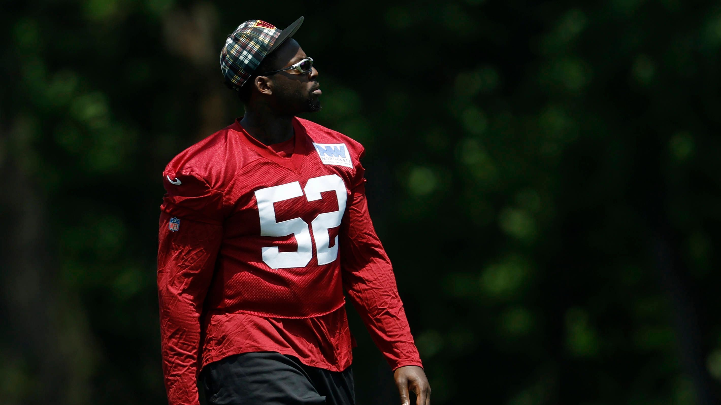 <strong>Washington Commanders: Javon Kinlaw (Defensive Tackle)<br></strong><strong>Vertragdetails</strong>: 3 Jahre, 45 Millionen US-Dollar<br>Nach einem holprigen Start in seine NFL-Karriere konnte Javon Kinlaw über die letzten beiden Spielzeiten als Pass Rusher überzeugen. Allerdings hat er klare Defizite in der Laufverteidigung. Sein Skill-Set hätte man sicherlich auch kostengünstiger gefunden.