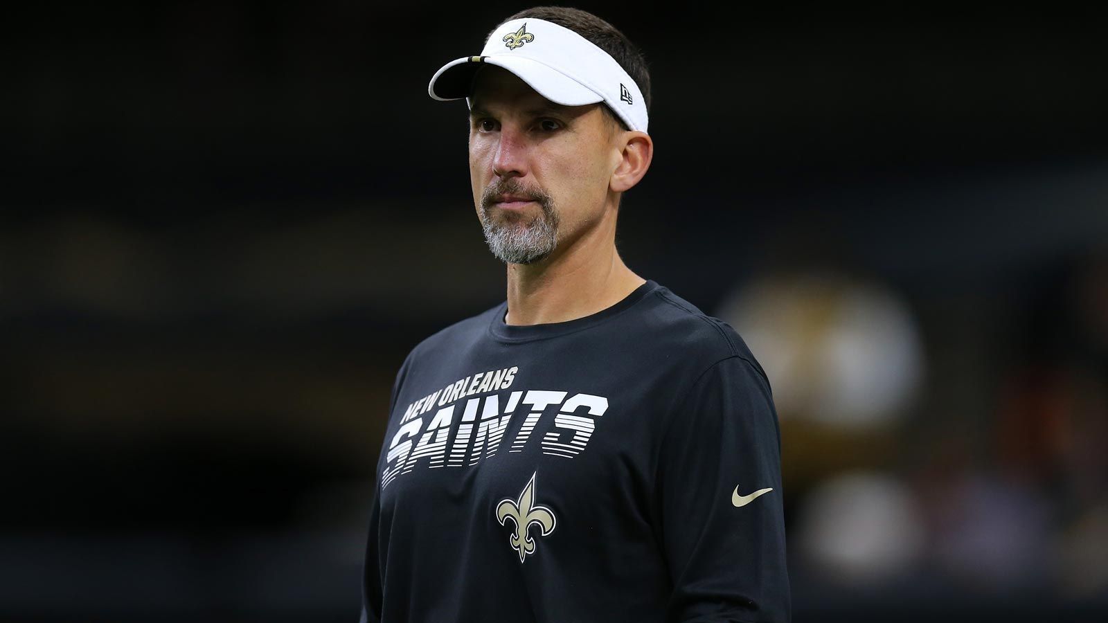 <strong>New Orleans Saints </strong><br>
                • Head Coach: Dennis Allen (im Bild)&nbsp;<br><strong>• Offensive Coordinator: n.v. (Pete Carmichael wurde nach 15 Jahren entlassen)<br></strong>• Defensive Coordinator: Joe Woods<br>• Special Teams Coordinator: Darren Rizzi&nbsp;<br>• General Manager:&nbsp;Mickey Loomis