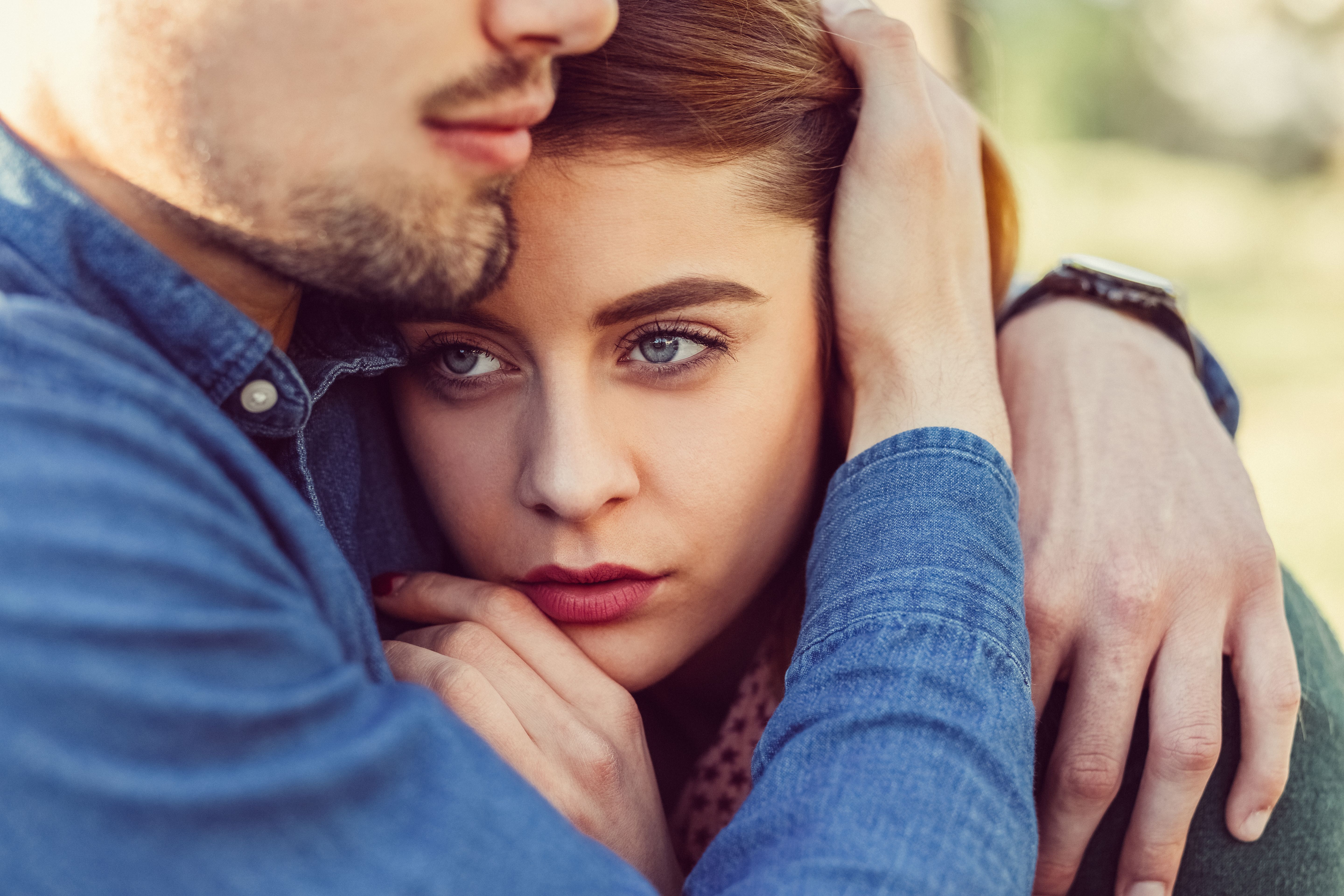 Love Bombing: 5 Anzeichen, Dass Seine Liebe Nur Gespielt Ist