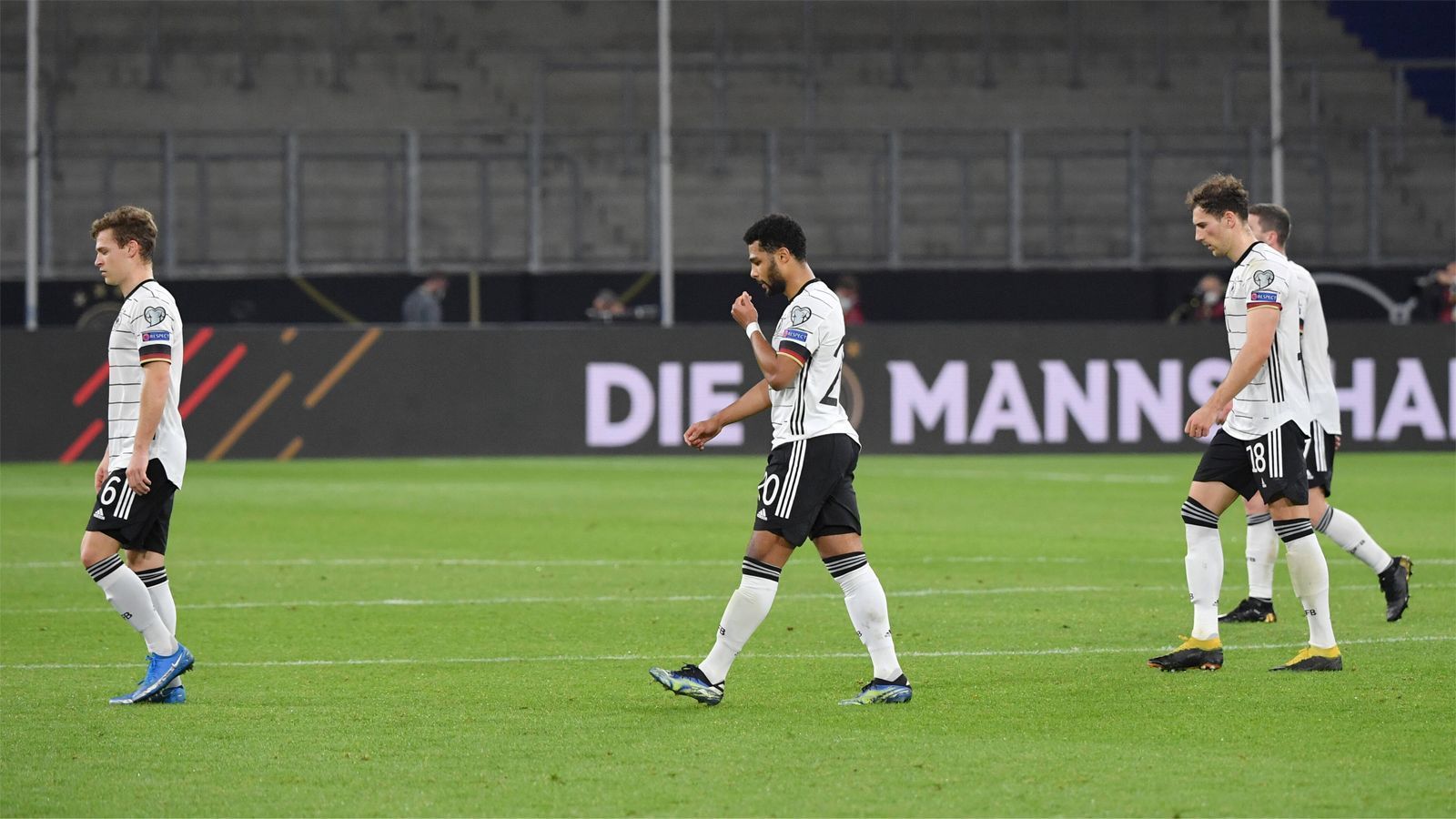 
                <strong>WM-Qualifikation: Peinlich-Pleite! Das DFB-Team in der Einzelkritik </strong><br>
                Die deutsche Nationalmannschaft hat sich am dritten Spieltag der WM-Qualifikation bis auf die Knochen blamiert. Gegen Nordmazedonien setzte es eine 1:2-Pleite. Wir haben das DFB-Team benotet.
              