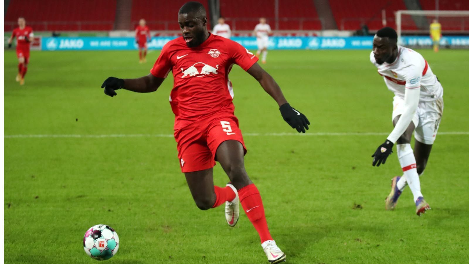 
                <strong>Dayot Upamecano (RB Leipzig)</strong><br>
                Doch insbesondere in den Duellen gegen die Bayern hat Upamecano seine Klasse bereits mehrfach unter Beweis gestellt, indem er Robert Lewandowski quasi kaltstellte. Auch die RB-Verantwortlichen wissen, was sie am Franzosen haben und haben bislang jede Transfer-Offerte relativ nonchalant zurückgewiesen. Sollte Upamecano aber selbst auf einen Wechsel pochen, könnte es anders aussehen. 
              