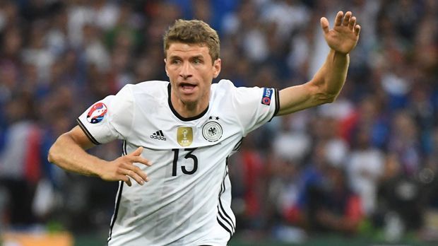 
                <strong>Thomas Müller</strong><br>
                Thomas Müller: Die Bälle wollten einfach nicht so fallen, wie er sie gebraucht hätte. Mal kam die Flanke einen Tick zu hoch, mal der Pass eine Nuance zu weit. Der Münchner wird keine guten Erinnerungen aus Frankreich mitnehmen, denn bei dieser EM hat er sein Mojo verloren. ran-Note: 4
              