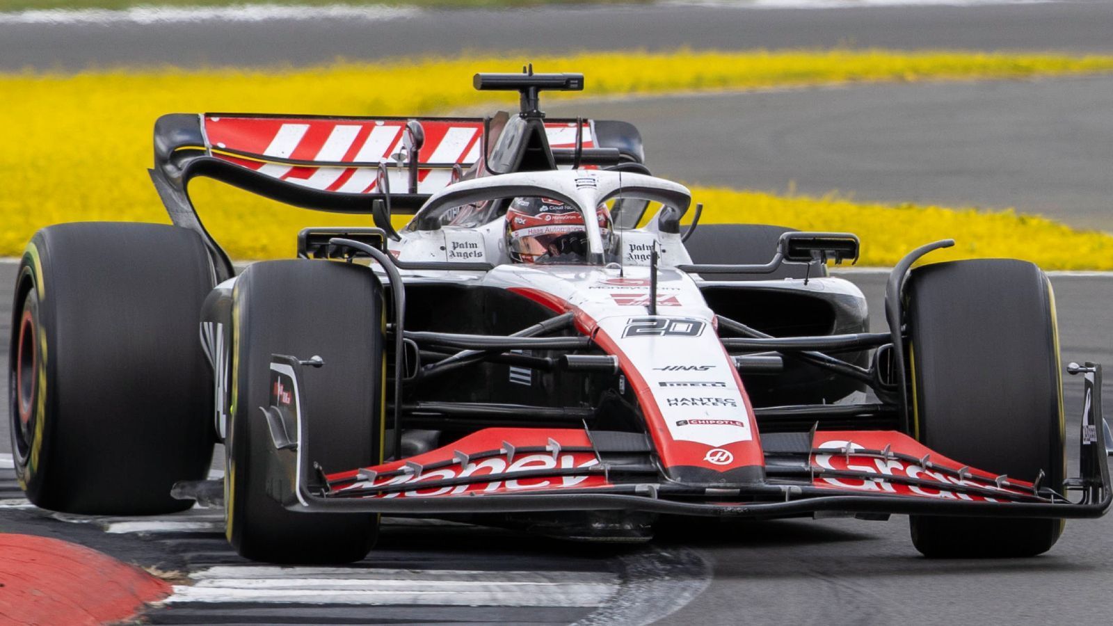 
                <strong>Kevin Magnussen (Haas)</strong><br>
                Mickrige zwei Punkte konnte Kevin Magnussen erst einfahren. Zudem häufen sich dumme Fehler wie der fragwürdige Vorfall mit dem bereits geschassten Nyck de Vries in Kanada. Währenddessen hat Teamkollege Nico Hülkenberg, der übrigens erstmals seit 2019 Stammfahrer ist, bereits neun Punkte gesammelt, also das viereinhalbfache des Dänen.
              