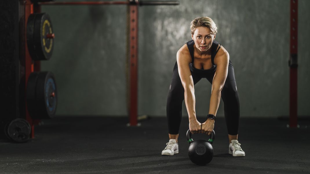 Nicht fehlen darf auf dem Kettlebell-Trainingsplan für Einsteiger:innen: Kreuzheben. Bei dieser Übung werden ganz unterschiedliche Muskelgruppen angesprochen.