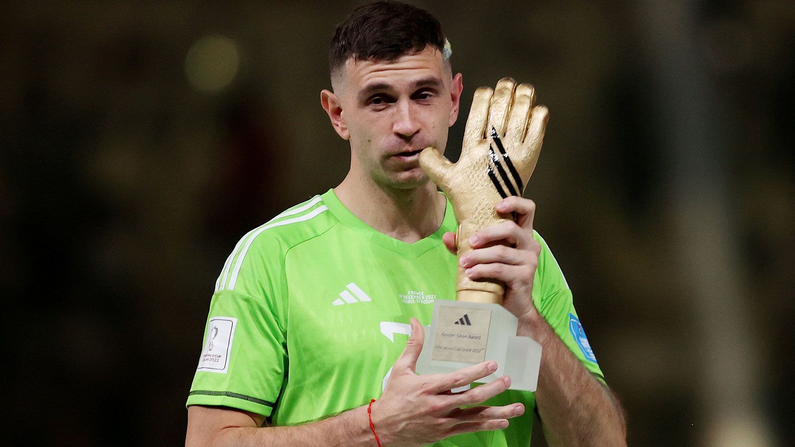 
                <strong>Bester Torhüter: Emiliano Martinez (Argentinien)</strong><br>
                Auch dieser Titel ging nach Argentinien. Torwart Emiliano Martinez musste im Turnierverlauf zwar - ohne die Elfmeterschießen - acht Mal hinter sich greifen, bekam den Goldenen Handschuh aber als Zugabe mit nach Hause. Im Finale avancierte er mit seiner Elfer-Parade gegen Kingsley Coman zum Helden. Martinez folgte auf den Belgier Thibaut Courtois.
              