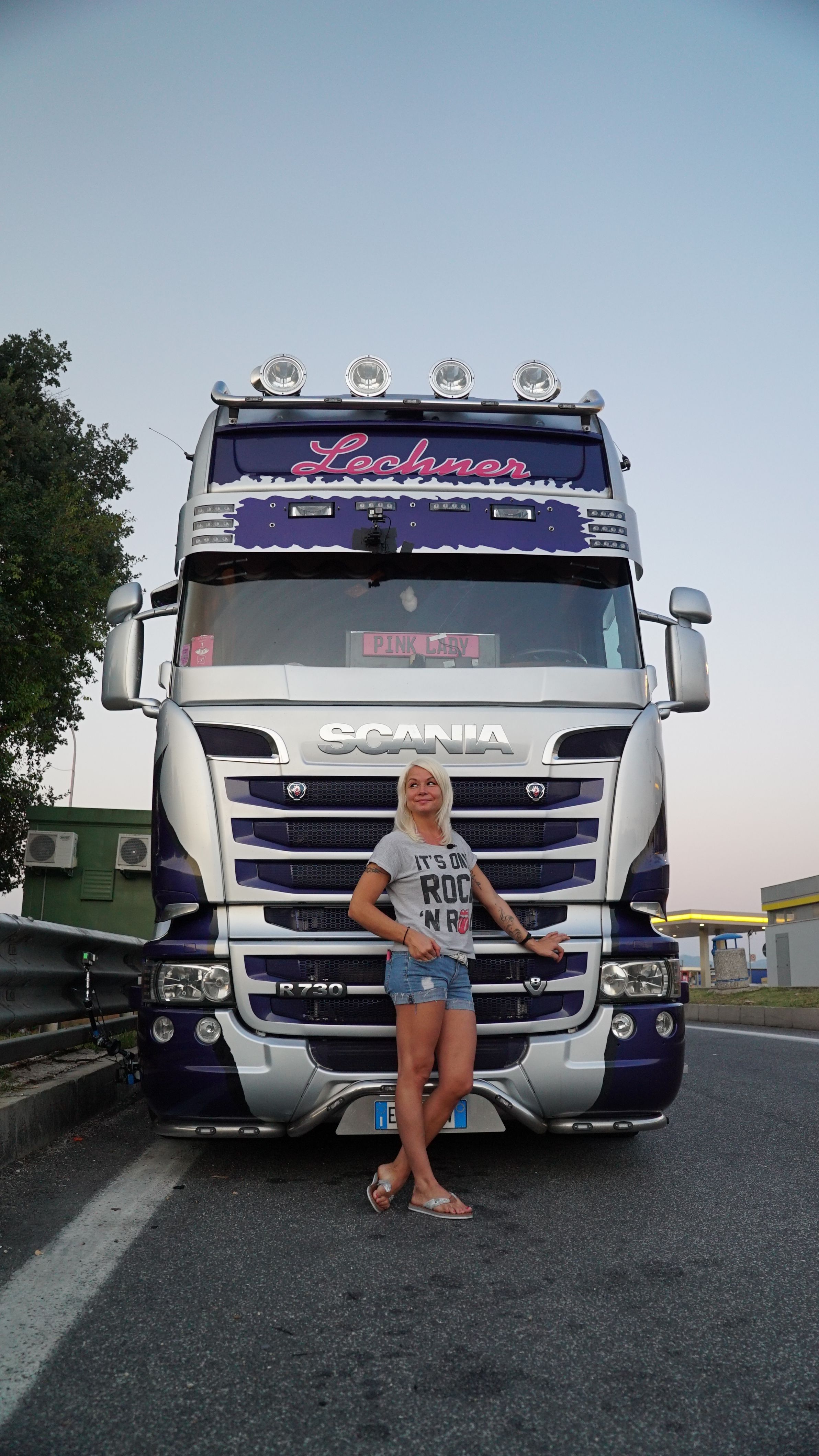 "Trucker Babe" Lissy vor ihrem Truck.