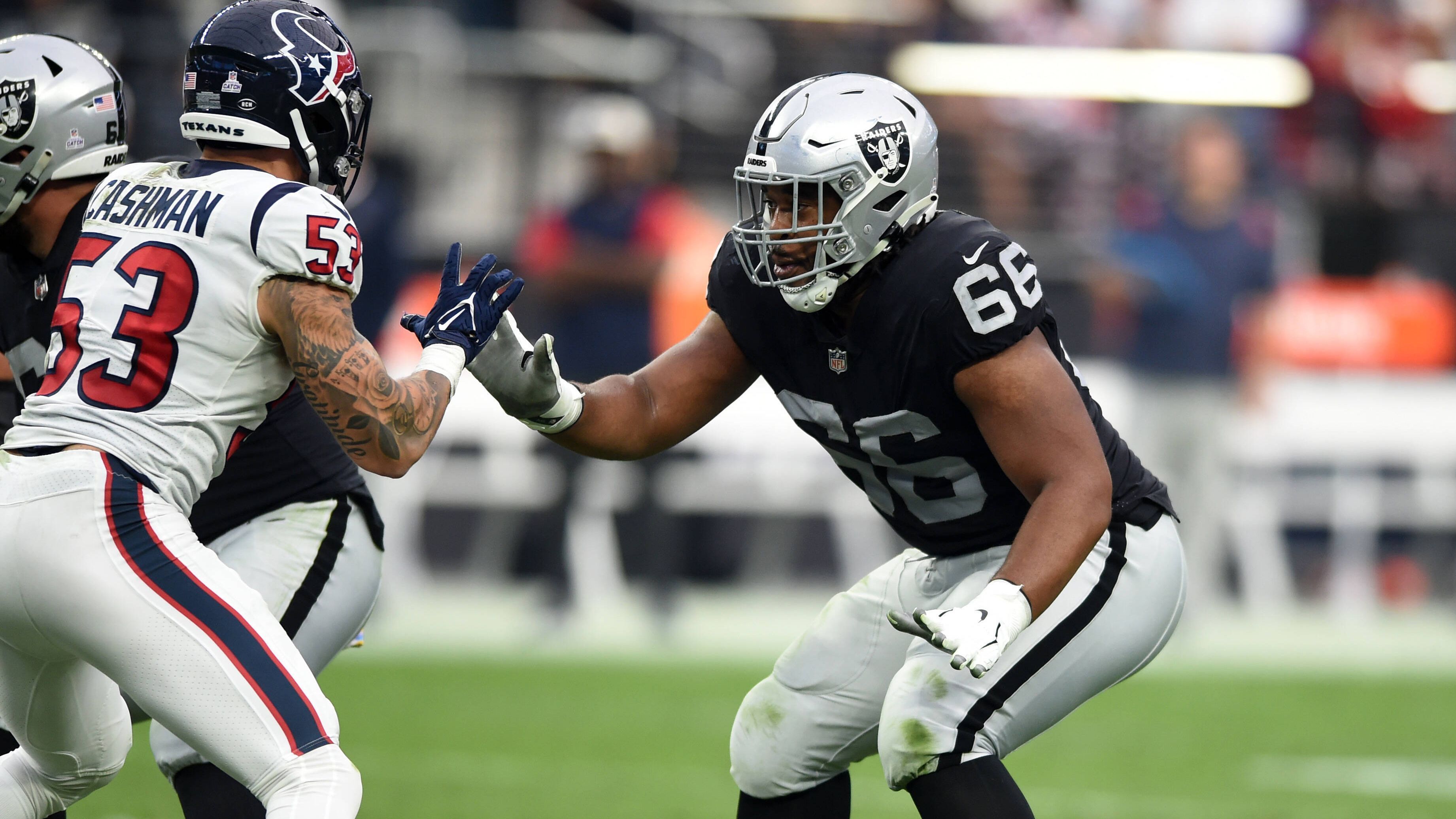 
                <strong>AFC West: Las Vegas Raiders - Offensive Guard Dylan Parham</strong><br>
                Aus der Rookie-Klasse der Las Vegas Raiders von 2022 präsentierte Dylan Parham sich am besten und erspielte sich einen Posten als Starter in der O-Line. Der vielseitig einsetzbare Big Man begann alle 17 Spiele für das Team aus "Sin City" und kam dabei auf drei verschiedenen Positionen in der Interior Line zum Einsatz, auf denen er jeweils über 100 Snaps absolvierte. Durch sein ausgeprägtes Skill-Set beeindruckt der Drittrundenpick als Run- als auch als Pass-Blocker, muss in seinem zweiten Jahr aber noch etwas an seiner Konstanz arbeiten. Parham könnte 2023 als Starting Left Guard auflaufen und die Line um den neuen Starting Quarterback Jimmy Garoppolo festigen, auf Dauer wird ihm aufgrund seiner Größe aber auch der fixe Wechsel auf die Position des Centers zugetraut.
              