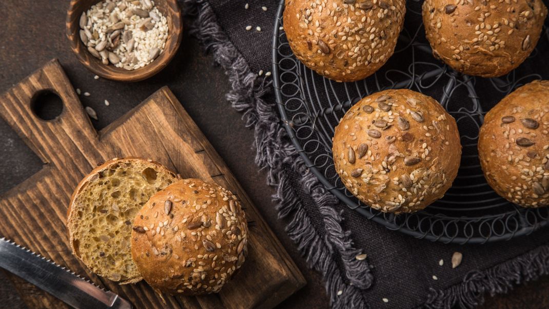 Durch den hohen Saaten- und Proteingehalt machen Eiweißbrot und Eiweißbrötchen besonders lange satt.