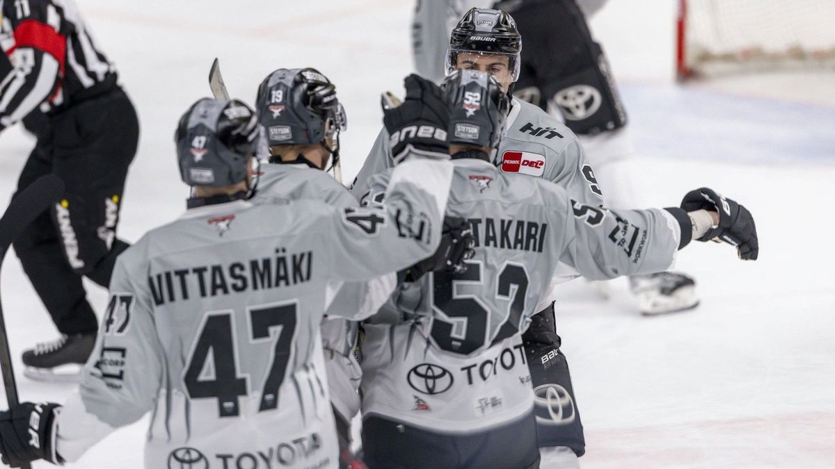 Die Kölner Haie bejubeln ihren zweiten Treffer