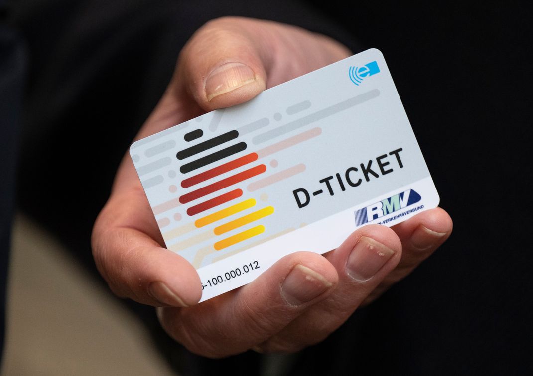 Die Finanzierung des Deutschlandtickets im Nah- und Regionalverkehr wird nach einer Prognose der Verkehrsbranche im kommenden Jahr für Bund und Länder deutlich teurer. 