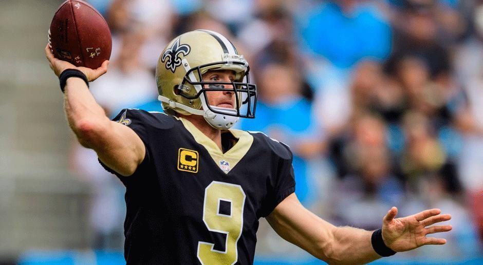 
                <strong>Drew Brees (New Orleans Saints)</strong><br>
                Auch wenn sich Drew Brees nicht am knienden Hymnen-Protest einiger seiner Mitspieler beteiligte, hat er eine klare Meinung: "Glaube ich, dass es Ungleicheit in diesem Land gibt? Ja, das tue ich. Glaube ich, dass es Rassismus gibt? Ja, das tue ich." Sagte der Saints-Quarterback. Die Hymne stellt für ihn allerdings eine Möglichkeit dar, zusammenzustehen und dem Land Respekt zu zollen.
              