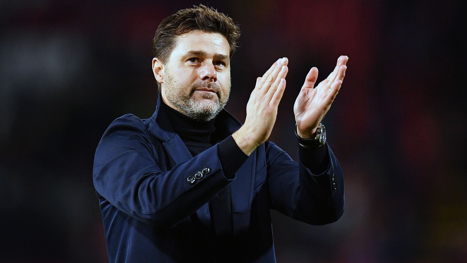 
                <strong>Mauricio Pochettino (vereinslos)</strong><br>
                Ein Mauricio ist nun auch bei Arsenal ein Thema, nämlich Pochettino. Der frühere Spurs-Coach, der erst vor einigen Wochen seinen Platz beim letztjährigen Champions-League-Finalisten für Jose Mourinho räumen musste, wird in Englands Medien als Königslösung für Arsenal bezeichnet. Ein Job in Europas Fußball bleibt auch weiterhin das Ziel des 47-Jährigen. "Es fällt mir schwer, über ein Projekt in Argentinien nachzudenken", sagte der Argentinier, der auf Heimatbesuch war, bei "Fox Sports Argentina". Auch mit Blick auf die Familie sei eine Rückkehr nach Europa wünschenswert für Pochettino: "Dorthin zurückzukehren, ist im Moment mein Ziel." Zuletzt wurde der Ex-Profi auch mit Manchester United und dem FC Bayern München in Verbindung gebracht. 
              