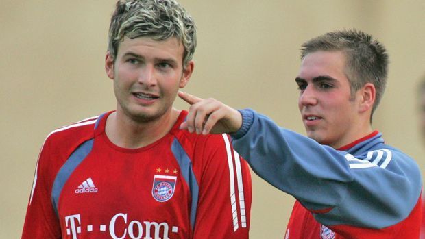 <strong>Andreas Görlitz</strong><br>
                Andreas Görlitz kommt 2004 vom Lokalrivalen TSV 1860 München zum FC Bayern. Nach gutem Start reißt sich Görlitz im November 2004 das Kreuzband und fällt fast zwei Jahre aus. Nach einer Leihe zum Karlsruher SC wird sein Vertrag 2010 nicht mehr verlängert. Anfang 2015 hängt er die Schuhe an den Nagel.