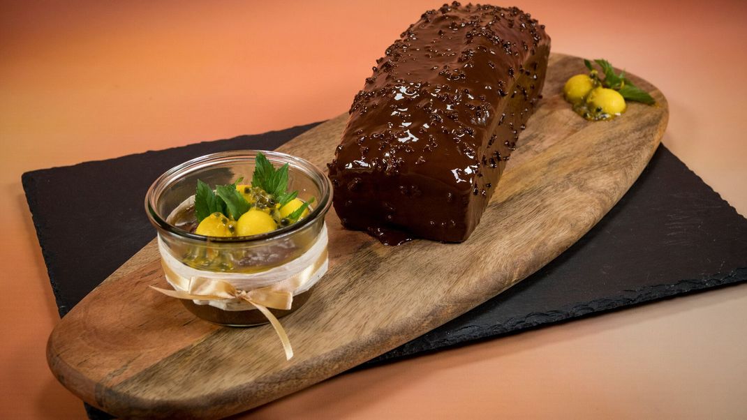 Bananenbrot mit Pekannüssen, Schokoladenglasur und Frucht-Schokoladenaufstrich