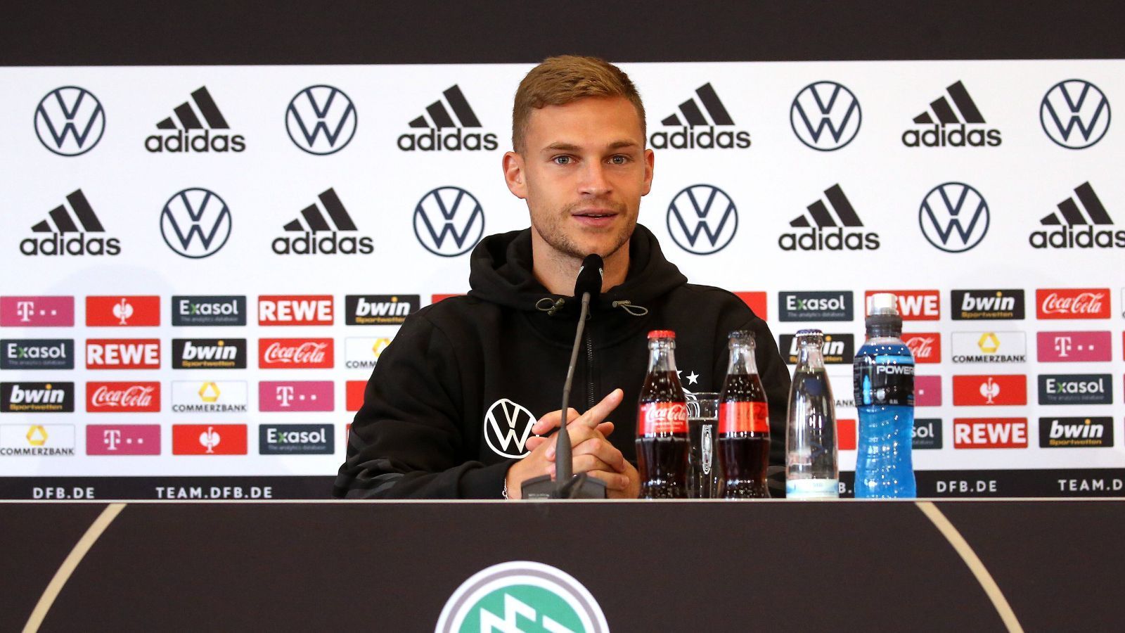 
                <strong>September 2022: Joshua Kimmich lacht Verbal-Angriffe von Süle weg</strong><br>
                Vor dem ersten Länderspiel-Lehrgang der noch jungen Saison geraten die Bayern etwas ins Straucheln. Mit vier sieglosen Spielen in Serie reisen die Nationalspieler des FCB zur Nationalmannschaft. Dementsprechend gibt es ein wenig Hohn, vor allem von Dortmunds lautestem Meister-Fürsprecher, Niklas Süle. "Niki kommt jetzt rausgekrochen, von dem hört man ein paar Sprüche", erzählt Joshua Kimmich. 
              