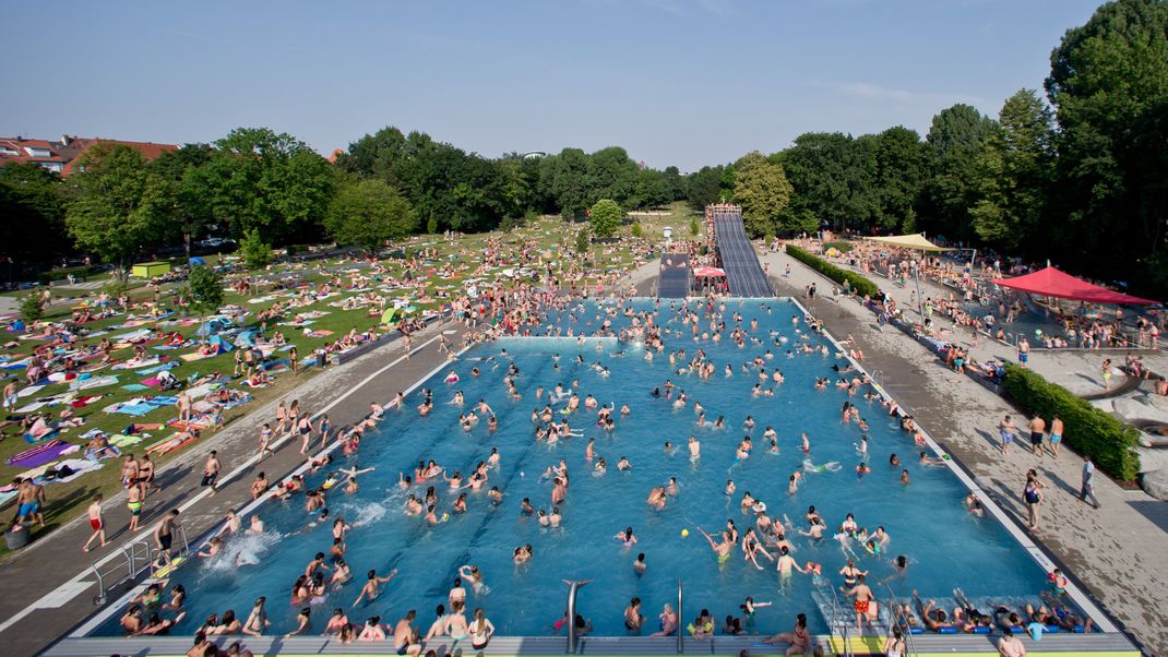 Badegäste tummeln sich in einem Freibad.