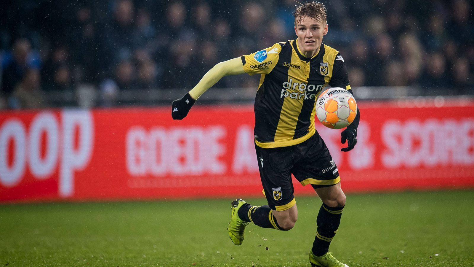 
                <strong>Martin Ödegaard, damals Real Madrid</strong><br>
                Mit gerade einmal 15 Jahren lief Martin Ödegaard erstmals für die norwegische Nationalmannschaft auf. 16 Jahre war er bei seinem Debüt im Trikot von Real Madrid im Februar 2015. Doch dort konnte er sich nicht durchsetzen, seine Karriere geriet ins Stocken. Aktuell ist er an den niederländischen Erstligisten Vitesse Arnheim verliehen.
              