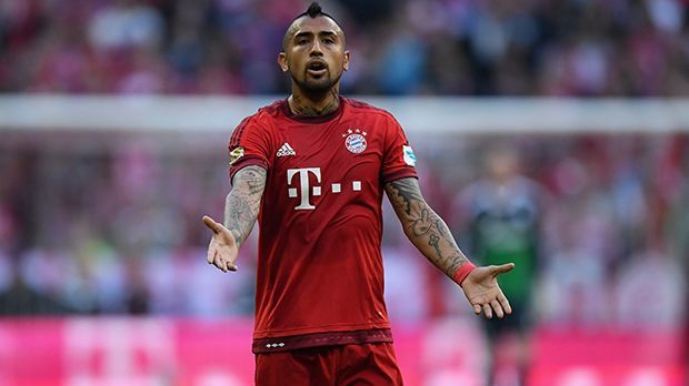 
                <strong>Arturo Vidal (FC Bayern München)</strong><br>
                Arturo Vidal (FC Bayern München): Der überragende Mann der vergangenen Wochen beim FC Bayern versuchte auch gegen die Schalker die Fäden im Mittelfeld zu ziehen. Aber auch der Chilene tat sich zunächst schwer gegen das königsblaue Bollwerk. Doch vor allem in der zweiten Halbzeit der beste Mann auf dem Rasen. Die Omnipräsenz in Person. Krönte seine Leistung mit dem Tor zum 3:0-Endstand. ran-Note: 1.
              