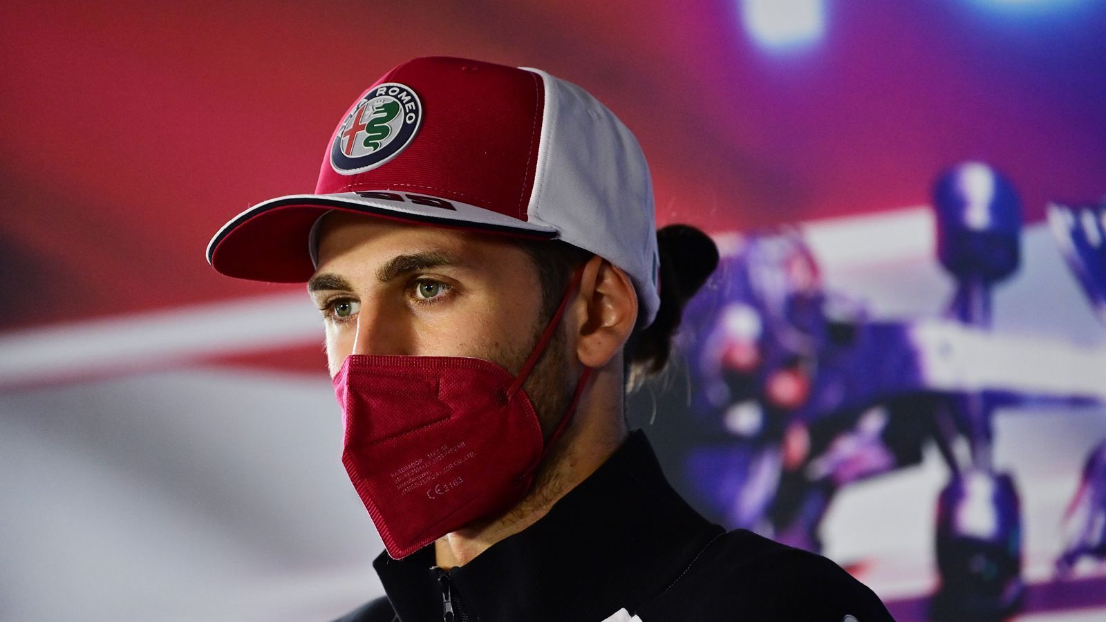 
                <strong>Verlierer: Antonio Giovinazzi</strong><br>
                Vor dem Rennen hofft Antonio Giovinazzi dank seines stärksten Quali-Ergebnisses des Jahres -Rang sieben - auf Punkte, am Renntag folgt die bittere Enttäuschung. Der Alfa-Romeo-Pilot kann seine starke Leistung aus der Zeitenjagd nicht in den Grand Prix mitnehmen. Am Ende steht ein eher unerfreulicher Platz 14 zu Buche. Bewerbungen für eine Vertragsverlängerung sehen anders aus!
              