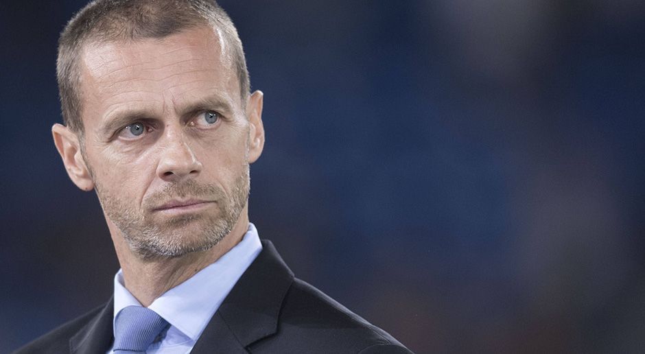 
                <strong>Salary Cap</strong><br>
                Dass die (finanzielle) Schere zwischen den großen und kleinen Fußballklubs immer weiter auseinander geht, ist nichts Neues. Schließlich wurde der FC Bayern München nicht umsonst zum fünften Mal in Folge Deutscher Meister. Neu ist allerdings, dass die Uefa offenbar ernsthaft darüber nachdenkt, große Geschütze gegen das finanzielle Ungleichgewicht im europäischen Fußball aufzufahren. "In der Zukunft müssen wir ernsthaft darüber nachdenken, die Budgets der Klubs und die Gehälter der Spieler zu begrenzen", sagte Uefa-Präsident Aleksander Ceferindem slowenischen Magazin "Mladina": "Wenn wir damit Erfolg hätten, wäre das meiner Meinung nach eine historische Wende."
              