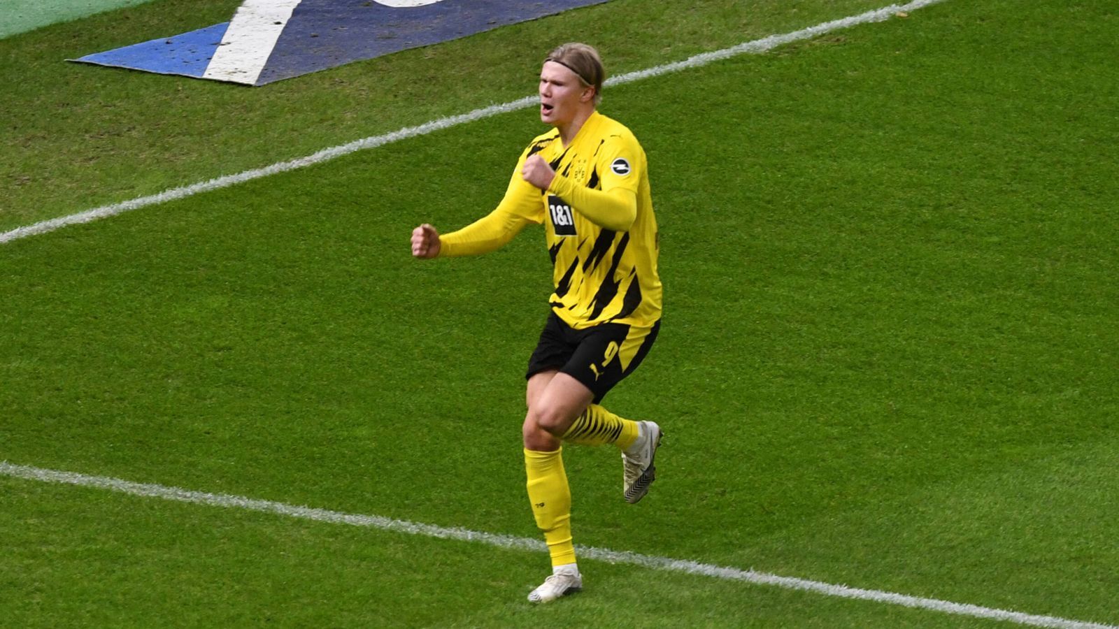 
                <strong>Erling Haaland gelingt als jüngster Bundesliga-Spieler ein Viererpack</strong><br>
                Das norwegische Super-Talent hat mit seinem Viererpack gegen Hertha BSC Berlin einen neuen Rekord aufgestellt. Haaland ist nun mit 20 Jahren und 120 Tagen der jüngste Bundesliga-Spieler, der vier Tore erzielt hat. Damit löst er Luka Jovic ab, der 2018 im Alter von 20 Jahren und 200 Tagen fünfmal gegen Fortuna Düsseldorf getroffen hat.
              