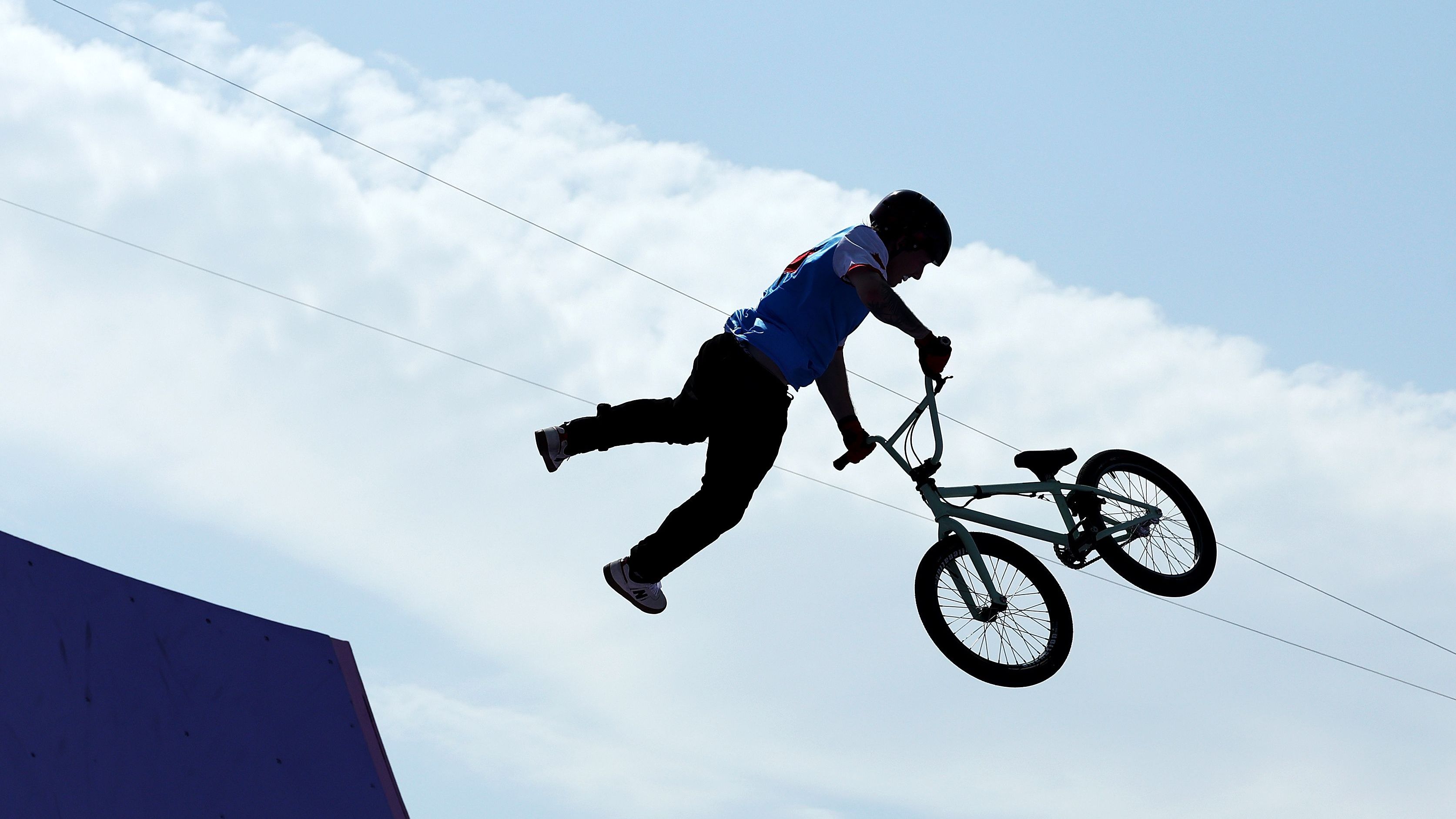 <strong>Olympia 2024: Die besten Bilder des vierten Tages</strong><strong><br></strong>Nur nicht loslassen! Beim BMX Freestyle liefern die Athleten spektakuläre Flugeinlagen.