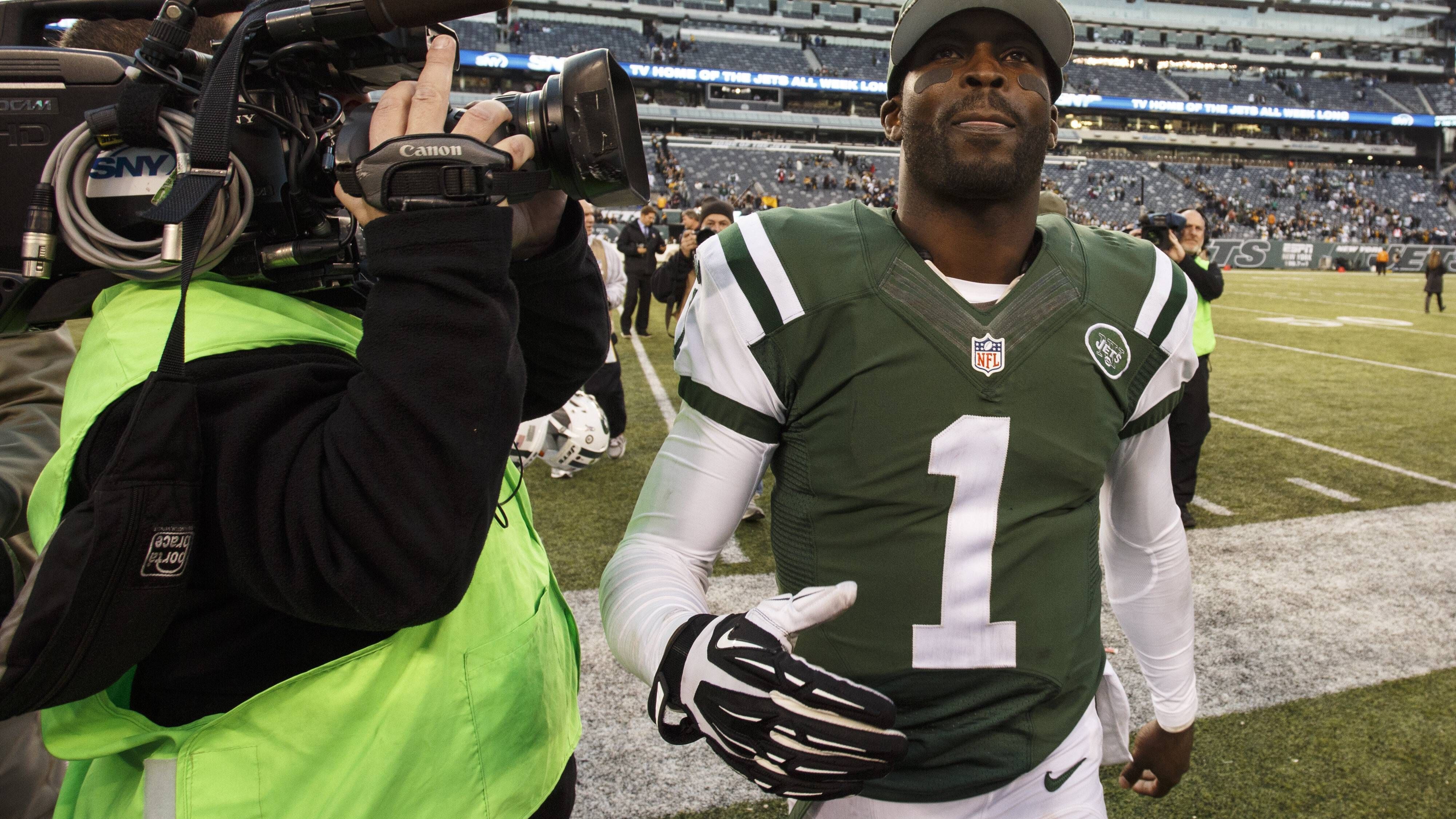 <strong>Michael Vick (1)</strong><br>Via Twitter fragte Michael Vick seine Fans 2014, ob er bei den New York Jets, die 3 oder die 8 tragen sollte, die beide noch frei waren. Letztlich entschied sich der Quarterback anders, wählte die 1 und zahlte dafür 10.000 US-Dollar an Ryan Quigley. Der Punter übergab das Geld direkt einer Wohltätigkeitsorganisation. Seine Erklärung: "Ich war an dem Geld nicht interessiert Ich wollte einen Weg finden, anderen zu helfen."