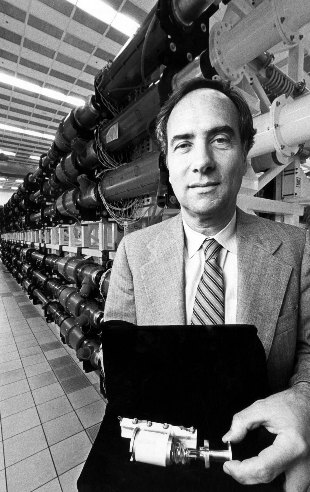 Der amerikanische Physiker Theodore Maiman entwickelte den ersten funktionsfähigen Laser. (Foto von circa 1980)