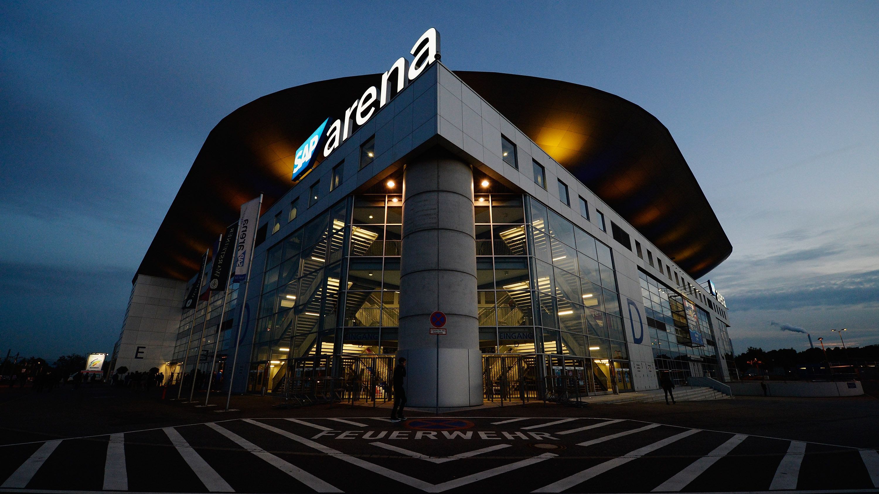 <strong>SAP Arena (Mannheim)<br></strong>Dann tritt nämlich die schwedische Nationalmannschaft in Mannheim an und bekommt es in Gruppe E beispielsweise mit den Niederlanden zu tun. Auch die Gruppe B um die traditionell starken Kroaten spielt die Vorrunde in der SAP Arena, wo bis zu 13.200 Menschen Platz finden.