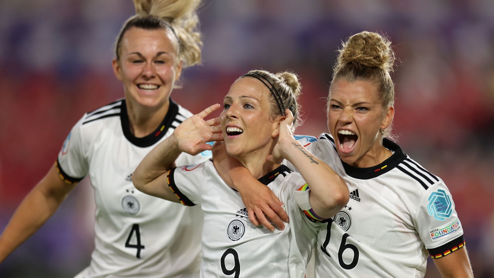 
                <strong>Titelgewinn</strong><br>
                ... die DFB-Auswahl krönt sich in jenem Wembley Stadium zum neunten Mal zum Europameister. Dann springen für Svenja Huth, Linda Dallmann, Lena Lattwein (alle im Bild) und Co. neben der Siegermedaille auch 60.000 Euro raus.
              