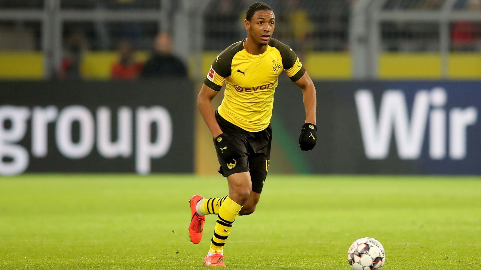 
                <strong>Abdou Diallo (Borussia Dortmund)</strong><br>
                Agiert sehr tief stehend auf seiner linken Außenbahn. Mit wenigen bis gar keinen Impulsen nach vorne. Hat die meisten Ballkontakte bei der Borussia im ersten Abschnitt, kann daraus aber kein Kapital schlagen. ran-Note: 4
              